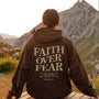 Damen Kapuzenpullover "Faith Over Fear" mit Tasche-Kaffee-XS-Luzern Mode