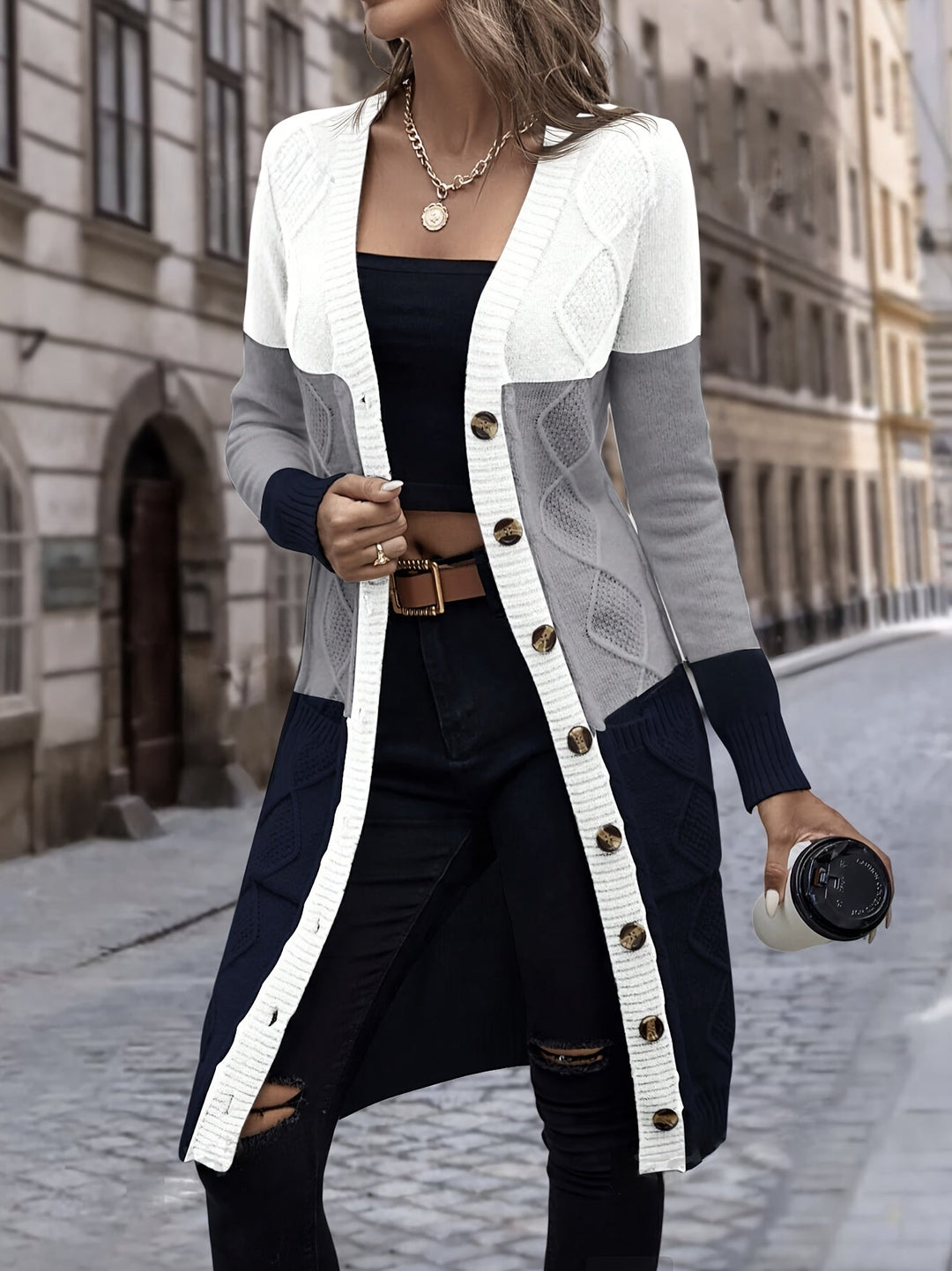 Damen Strickjacke mit Knopfleiste und Zopfmuster Design-Luzern Mode