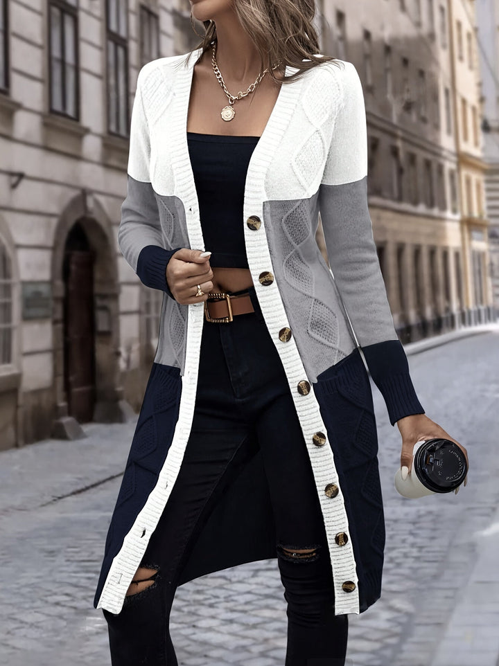 Damen Strickjacke mit Knopfleiste und Zopfmuster Design-Luzern Mode