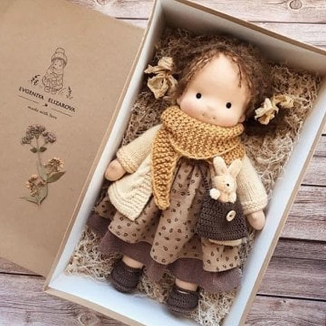 Handgefertigte Waldorf-Puppe aus Naturmaterialien – 30 cm groß